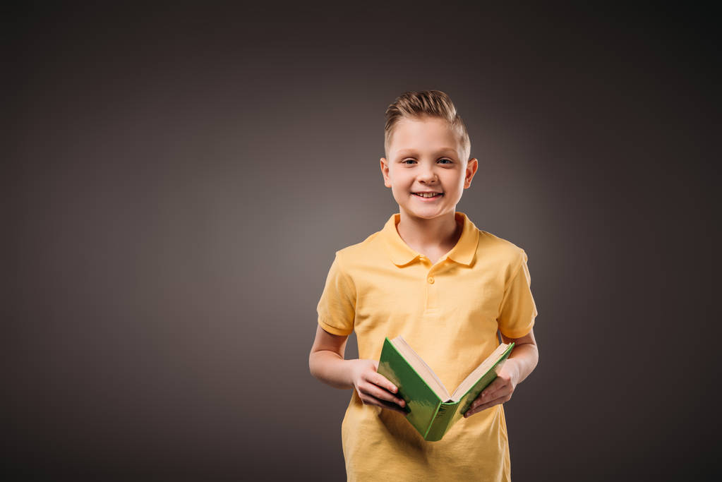 Хлопчик тримає книгу, ізольований на сірому
 - Фото, зображення