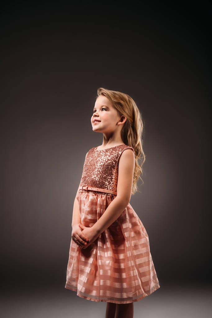 aranyos hercegnő rózsaszín ruha, elszigetelt szürke - Fotó, kép