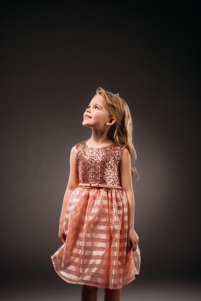 adorable enfant en robe princesse rose, isolé sur gris
 - Photo, image