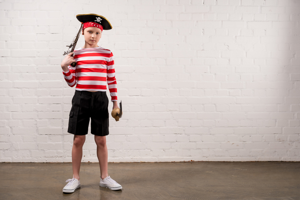 mały chłopiec w stroju pirata - Zdjęcie, obraz
