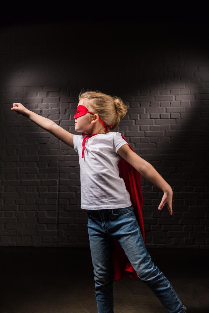 femmina bambino che vola in maschera supereroe rosso e volare
 - Foto, immagini