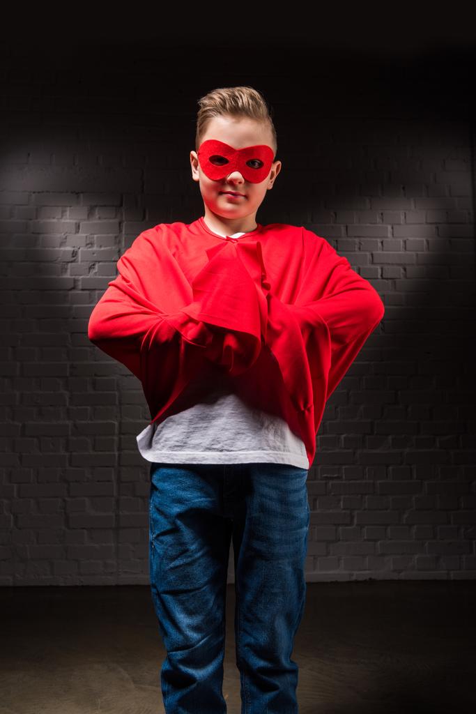 pequeno super-homem em máscara vermelha e capa
 - Foto, Imagem