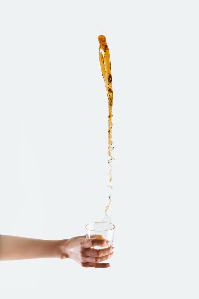 vista recortada de la mano celebración de vidrio y gran chorro de café, aislado en blanco
 - Foto, imagen