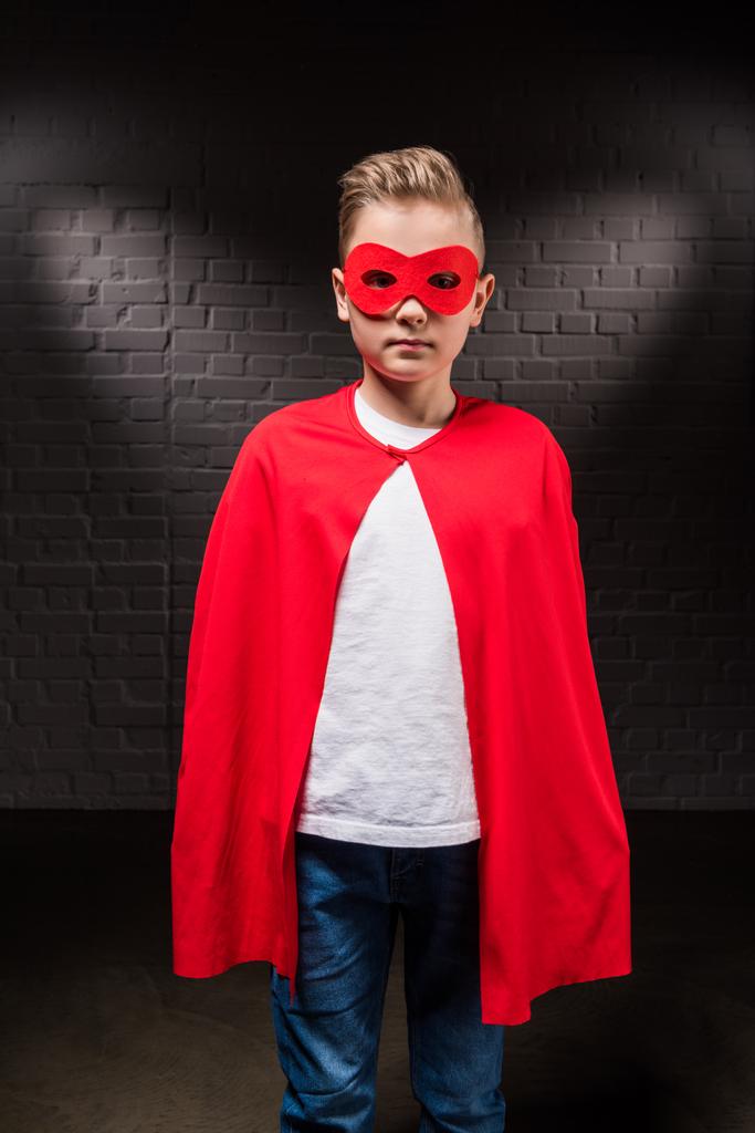 niño en traje de superhéroe y máscara roja
 - Foto, Imagen