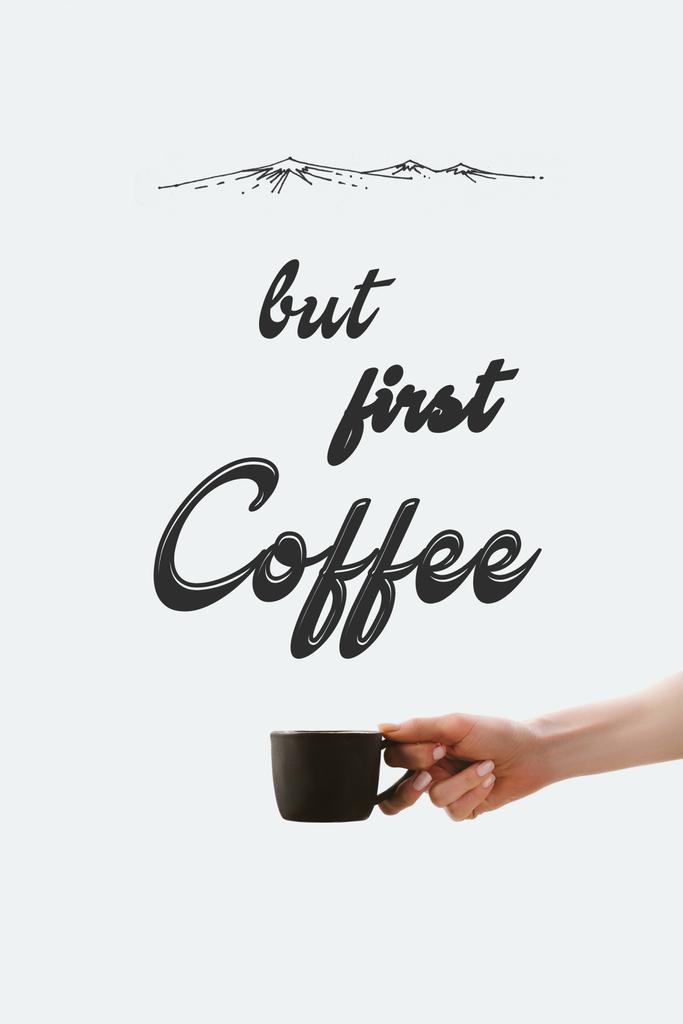 しかし 最初コーヒー インスピレーションと山のイラストが白で隔離の朝のコーヒーのカップを持っている手のトリミング ビュー ロイヤリティフリー写真 画像素材