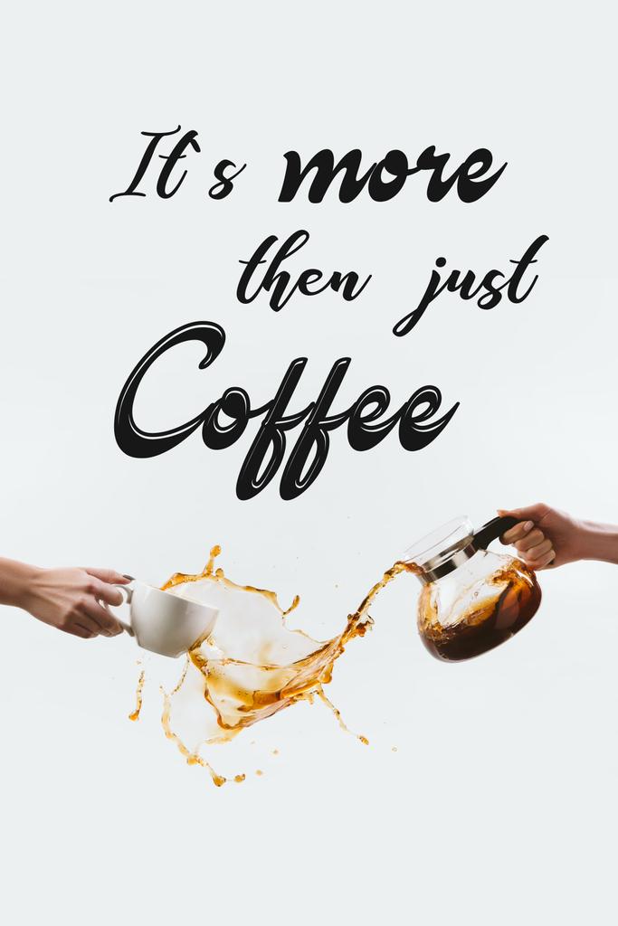 oříznutý pohled rukou s cup a sklo hrnec provedení postřiku kávy, izolované na bílém s "Jeho více než jen káva" inspirace - Fotografie, Obrázek