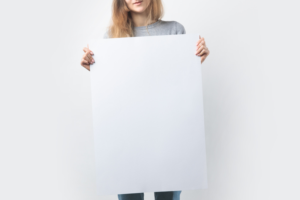 kadının elinde beyaz izole boş afiş ile kısmi görünümü - Fotoğraf, Görsel
