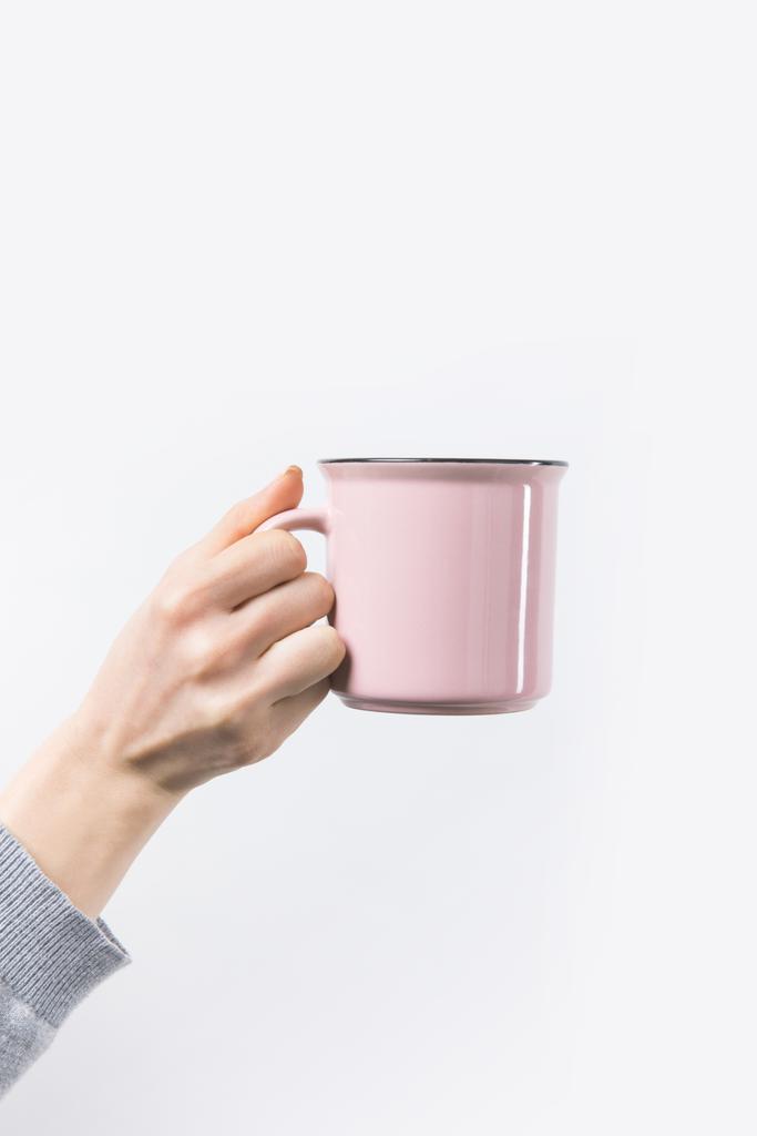 foto ritagliata di donna che tiene in mano una tazza rosa isolata su bianco
 - Foto, immagini