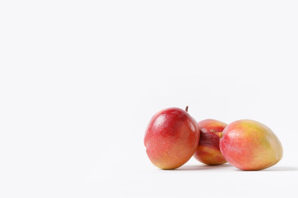 крупним планом свіжі фрукти манго ізольовані на білому
 - Фото, зображення