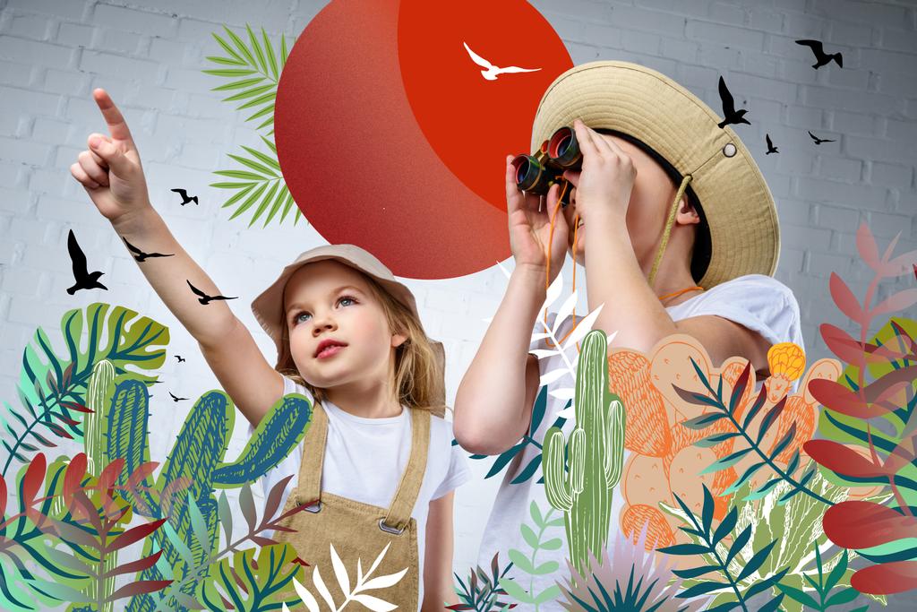 gyerekek jelmezek safari és kalapok mutatva, és keresi a távcső a madarak és a kaktuszok - Fotó, kép