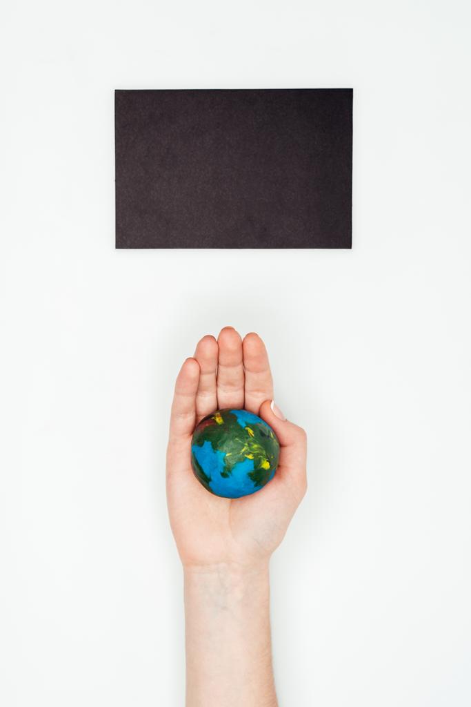 körülvágott kép nő tartja a föld modell tábla elszigetelt fehér, föld napja koncepció alapján - Fotó, kép