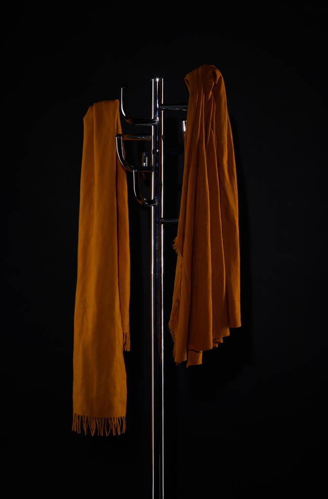 kaksi huiveja takki telineeseen eristetty musta
 - Valokuva, kuva