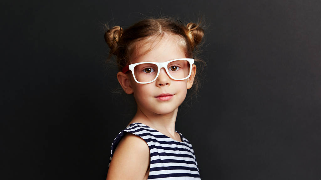 Красива дівчина в стильних оптичних окулярах на темному тлі. Концепція бачення
. - Фото, зображення