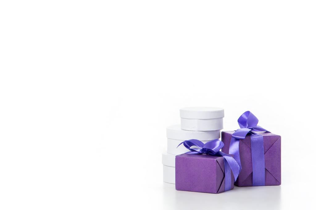 крупним планом вигляд розташування різних загорнутих білих і фіолетових подарунків ізольовані на білому
 - Фото, зображення