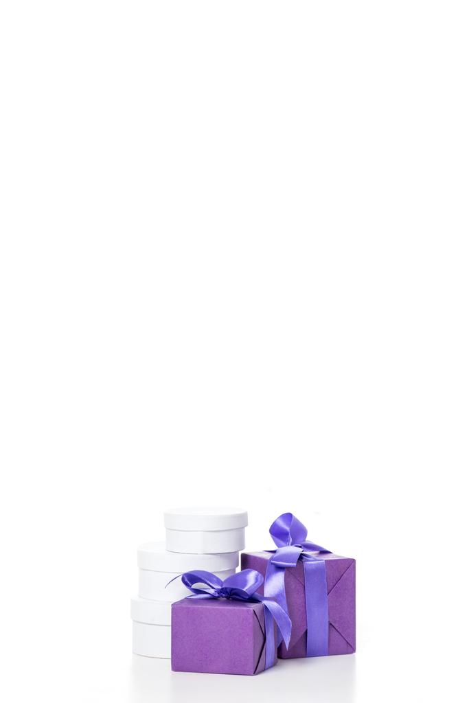vista de cerca de la disposición de varios regalos envueltos en blanco y púrpura aislados en blanco
 - Foto, imagen