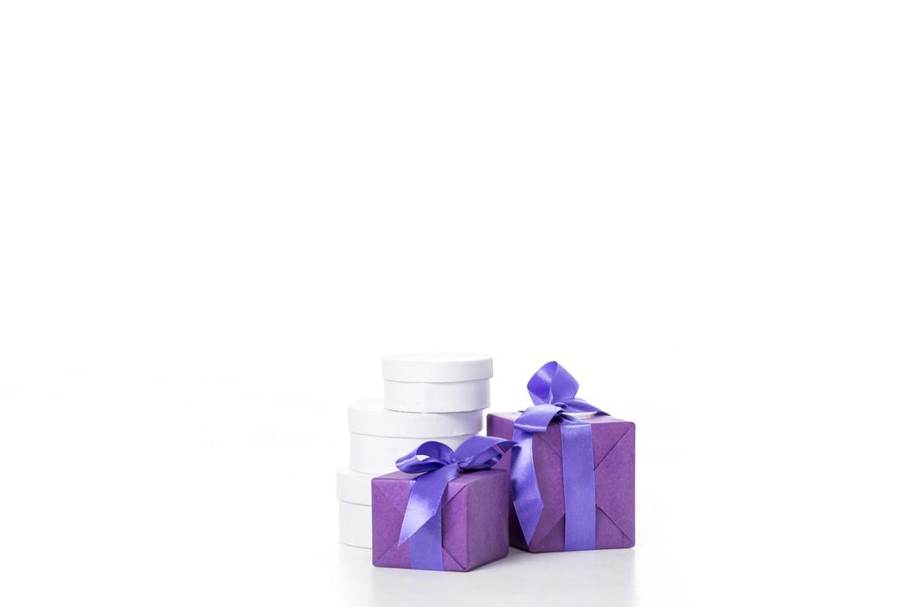 vista de cerca de la disposición de varios regalos envueltos en blanco y púrpura aislados en blanco
 - Foto, Imagen