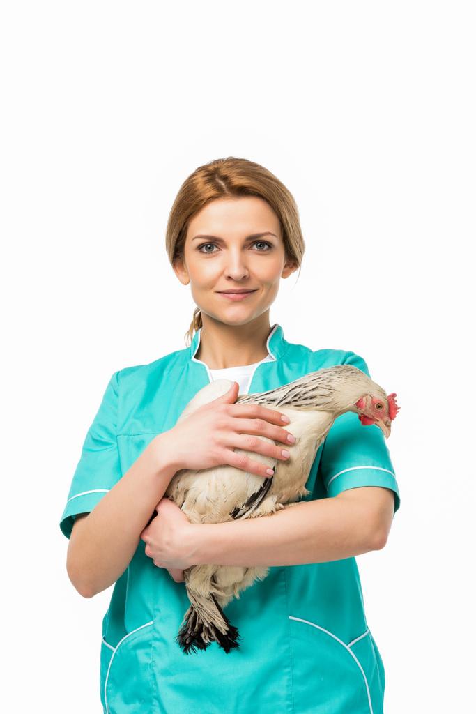 Porträt eines Tierarztes in Uniform, der Hühner isoliert auf Weiß hält - Foto, Bild