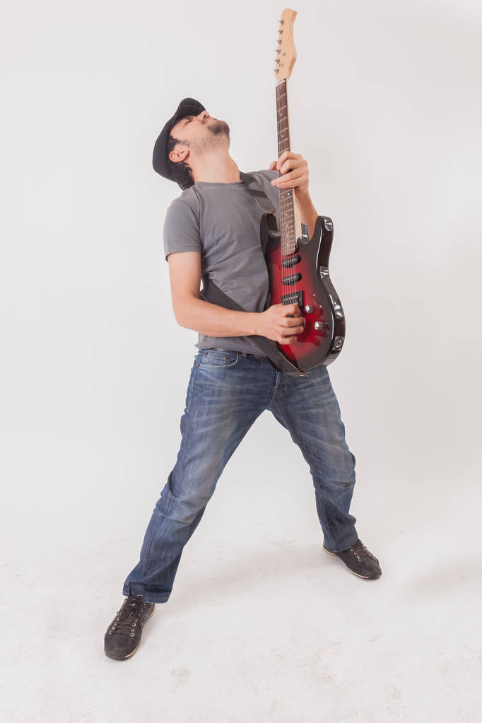 joven saltando con guitarra eléctrica
 - Foto, imagen