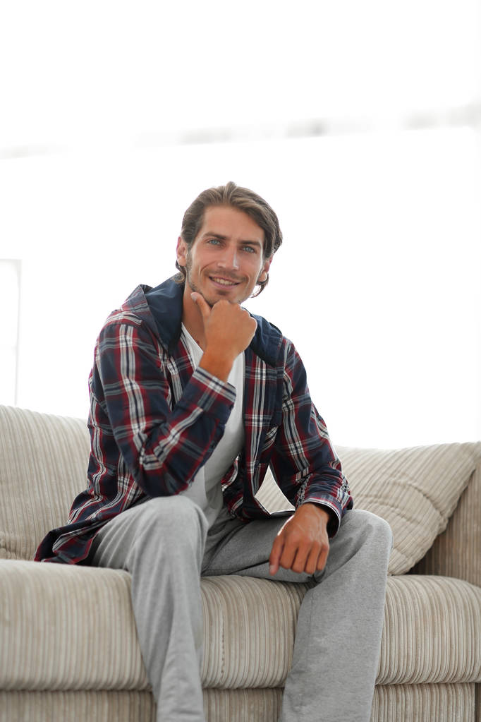 modern srác ül a kanapén portréja - Fotó, kép