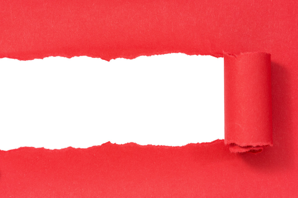 gat geript in rode papier - Foto, afbeelding