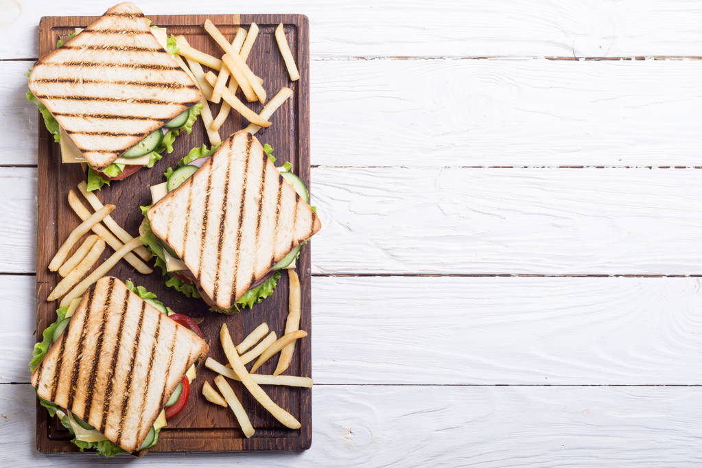 Клубный сэндвич с помидорами, огурцом, ветчиной и сыром
 - Фото, изображение
