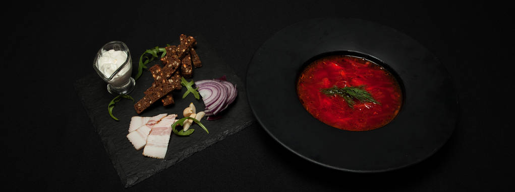 胡椒と黒のパン塩ラードにある皿の上、横にある赤いボルシチとプレート.クローズ アップ、トップ ビュー - 写真・画像