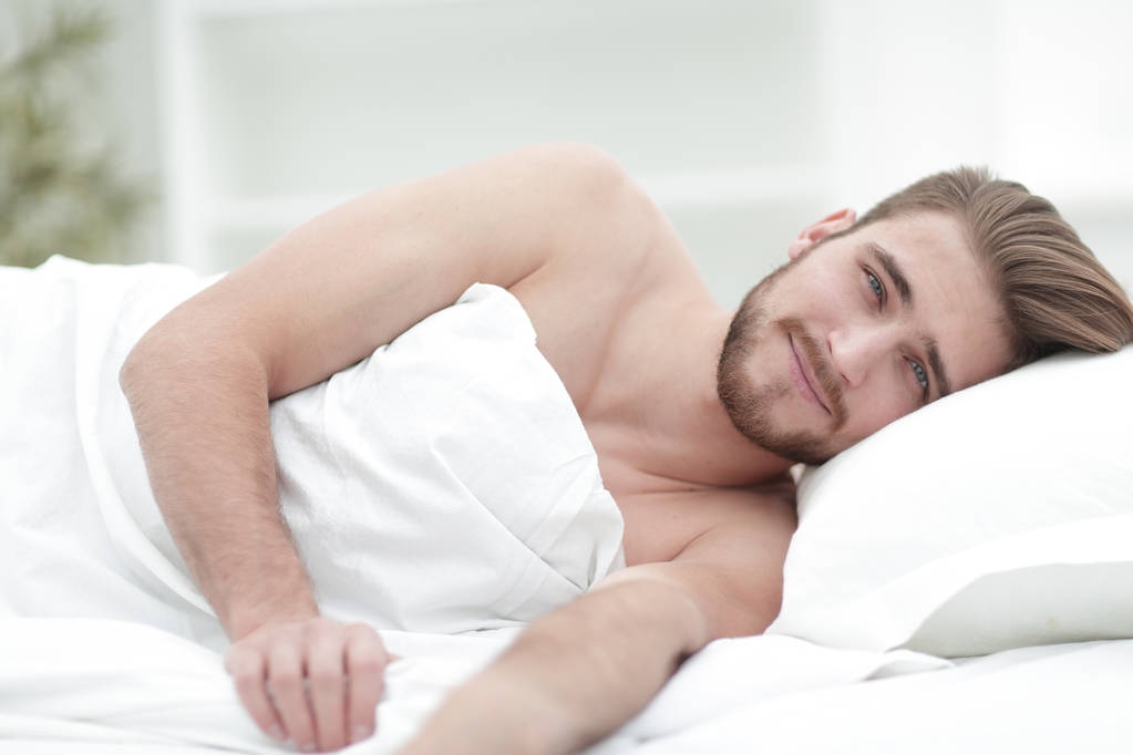 щасливий чоловік, засинає в зручному ліжку
 - Фото, зображення