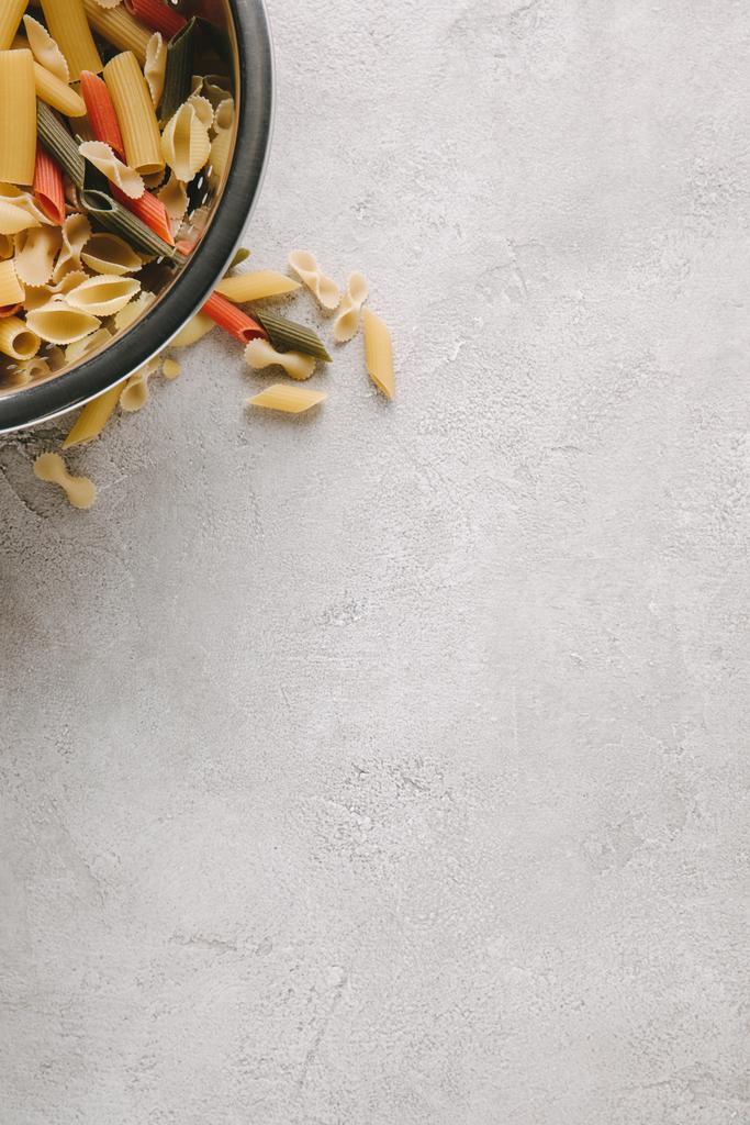 ylhäältä näkymä raaka pasta kulhoon betonipöydälle
 - Valokuva, kuva