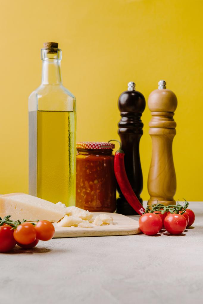 tomates cherry con queso y especias para pasta en la mesa de hormigón, ingredientes de la cocina italiana
 - Foto, imagen