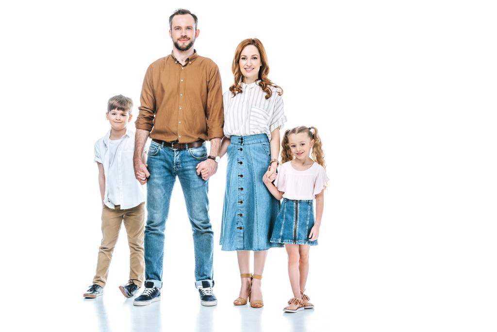 volle lengte weergave van gelukkig gezin met twee kinderen permanent samen en lachend op camera geïsoleerd op wit - Foto, afbeelding
