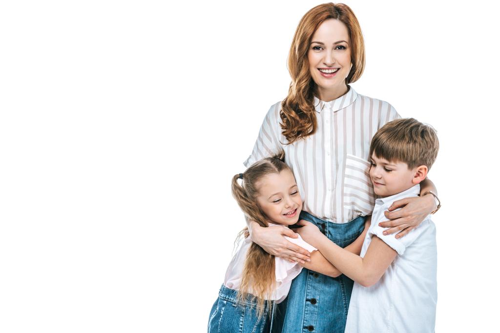 szczęśliwą matką przytulanie urocze małe dzieci na białym tle - Zdjęcie, obraz