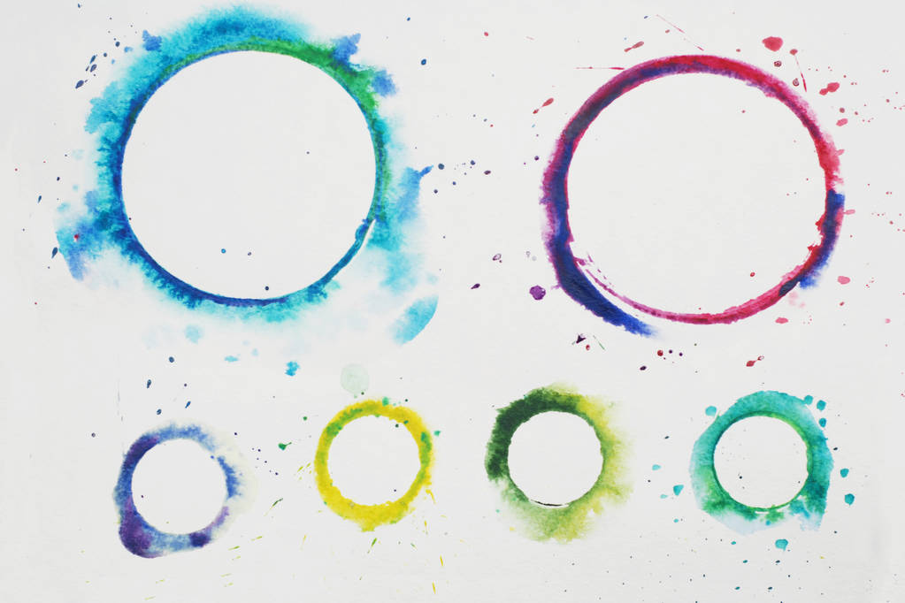 Cercle stylisé aquarelle en couleurs arc-en-ciel sur fond texturé blanc. Aquarelle
. - Photo, image