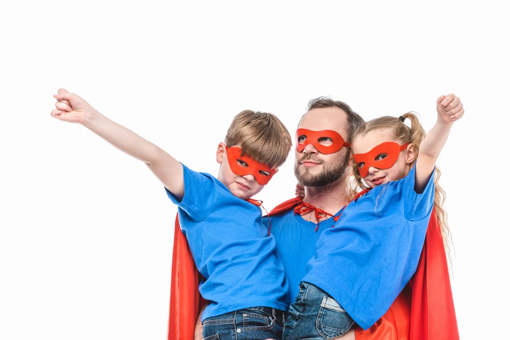 σούπερ πατέρας με παιδιά σε μάσκες και μανδύες που προσποιείται ότι είναι απομονωμένα σε λευκό υπερήρωες - Φωτογραφία, εικόνα