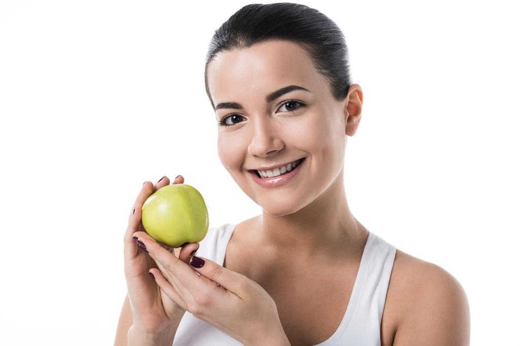 sonriente hermosa chica sosteniendo madura manzana aislado en blanco
 - Foto, Imagen