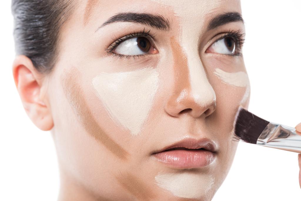 обрезанное изображение визажиста, делающего макияж для девушки, изолированной на белом
 - Фото, изображение