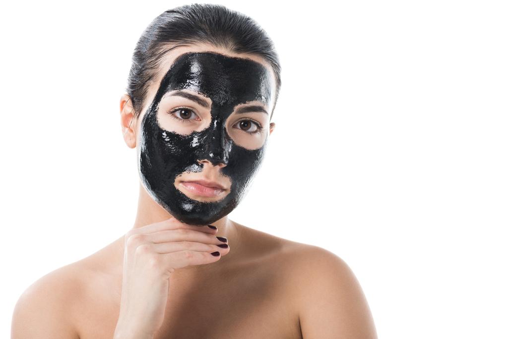 Atrakcyjna dziewczyna w czarny glinki kosmetyczne twarzy maska młody na na białym tle - Zdjęcie, obraz