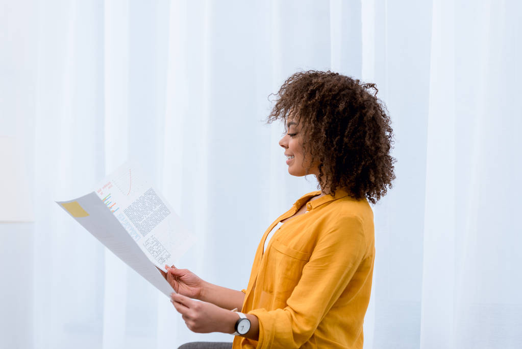 boční pohled afroamerické ženy čtení obchodních listinách - Fotografie, Obrázek