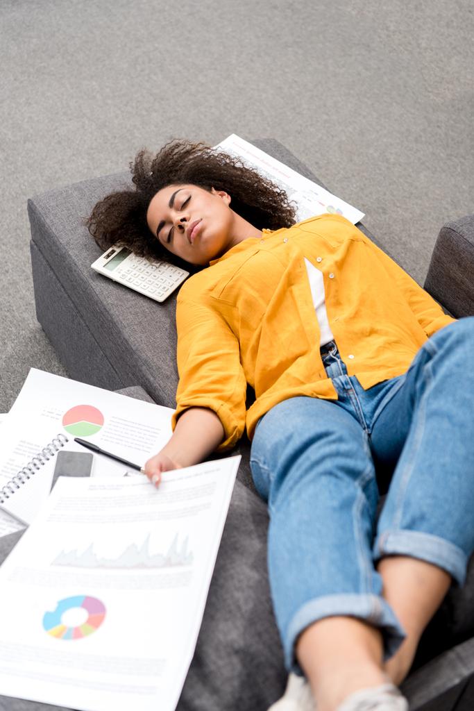 Überarbeitete junge Frau schläft nach der Arbeit zu Hause auf Couch - Foto, Bild