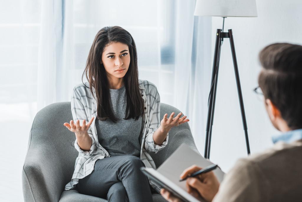 Frau beschwert sich bei männlichem Psychotherapeuten in Arztpraxis - Foto, Bild