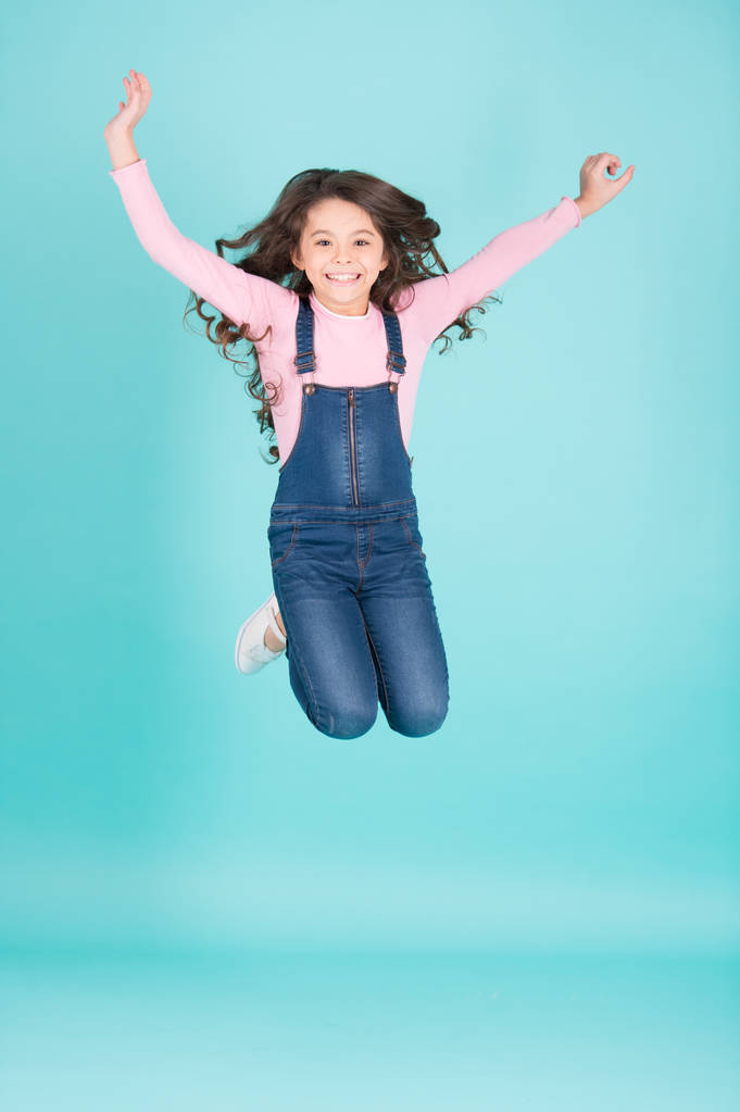 ジーンズの幸せな子供全体のジャンプ、ファッション - 写真・画像