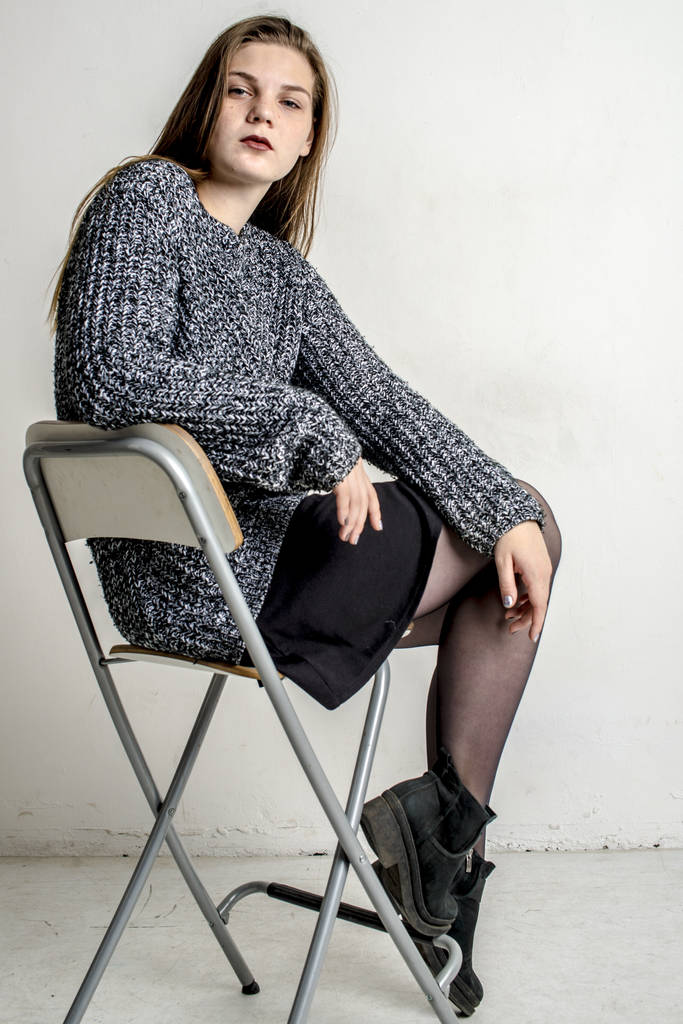 Krásná dívka sedící v šedé dlouhý Teplý svetr - Fotografie, Obrázek