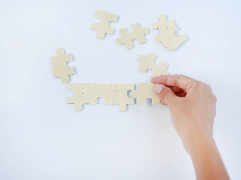 Ruce, připojení jigsaw puzzle izolovaných na bílém pozadí - Fotografie, Obrázek