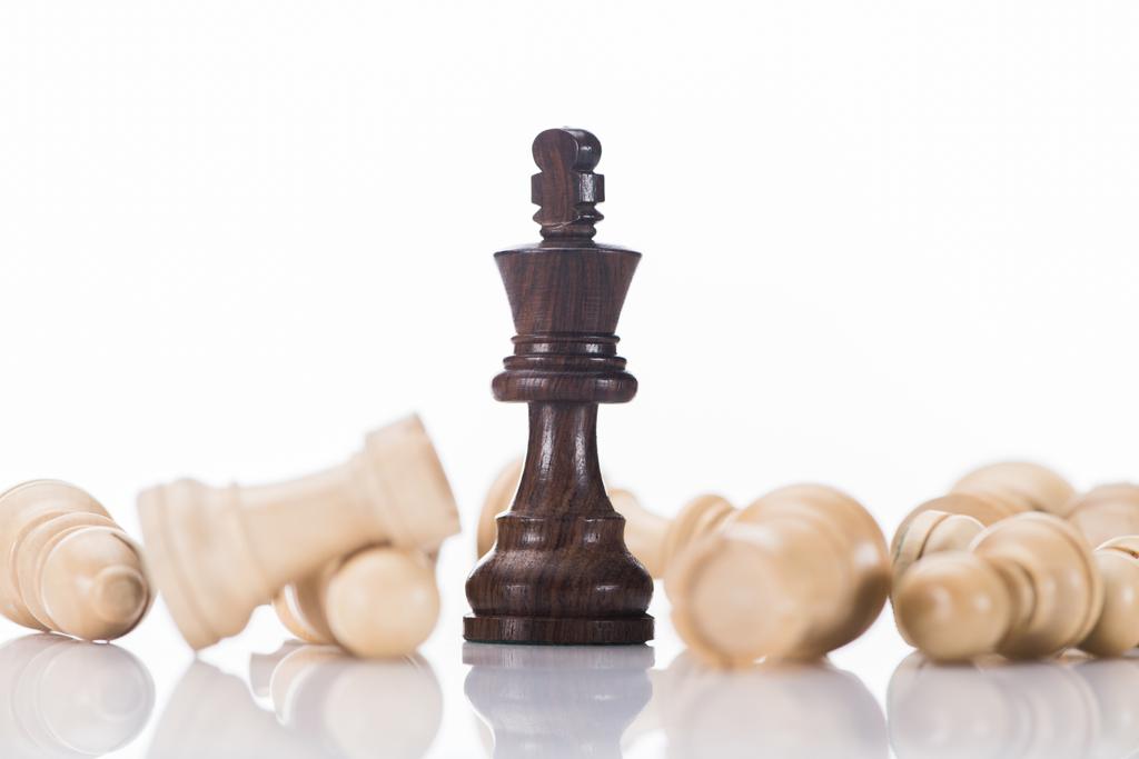 roi des échecs noir avec pions blancs tombés sur blanc, concept d'affaires
 - Photo, image