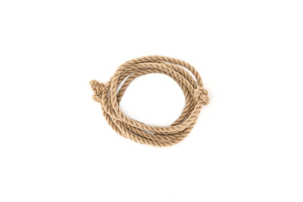 верхний вид организованной коричневой морской верёвки с узлами, изолированными на белом
 - Фото, изображение