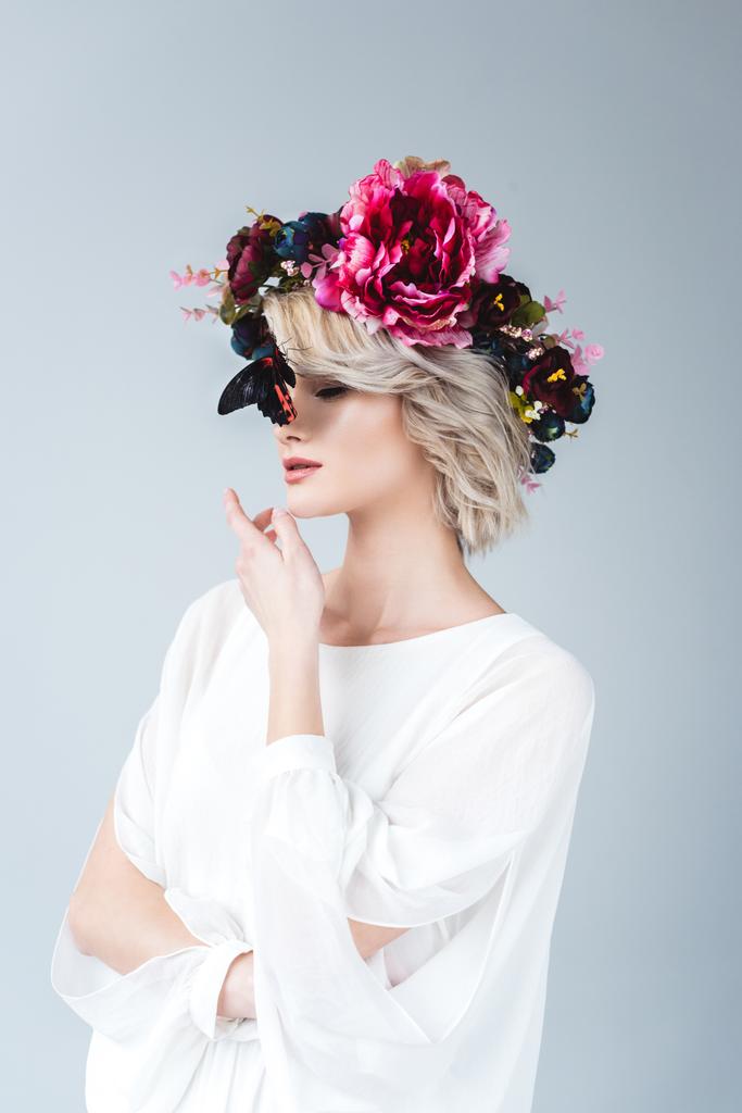 nuori blondi nainen poseeraa kukka seppele perhonen, eristetty harmaa
 - Valokuva, kuva