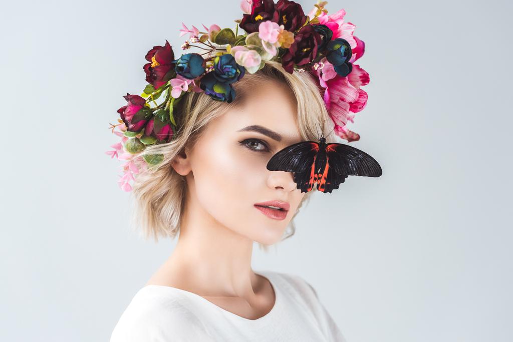 belle jeune femme posant en couronne florale avec papillon, isolée sur gris
 - Photo, image