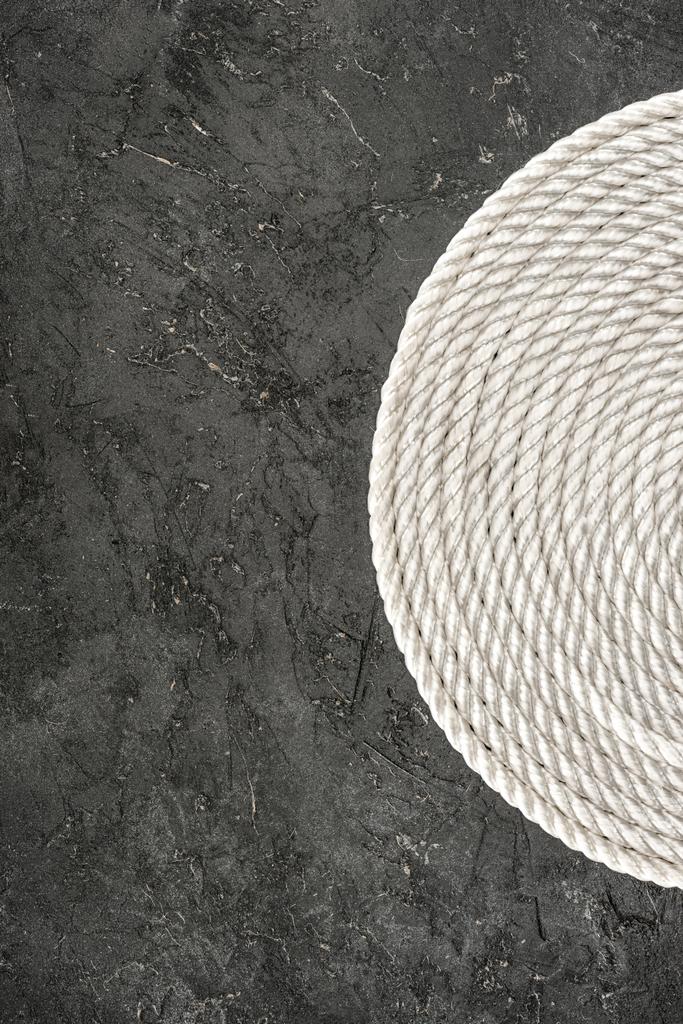 körben a sötét konkrét asztali fehér tengeri kötél felülnézet - Fotó, kép