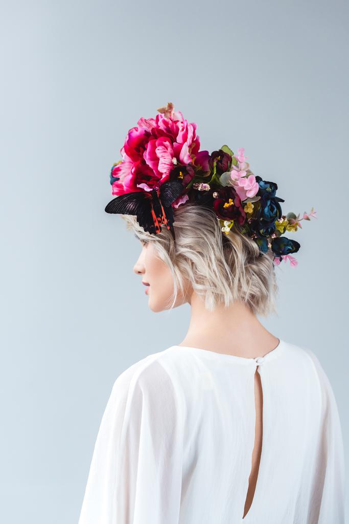modèle posant en couronne florale avec beau papillon, isolé sur gris
 - Photo, image