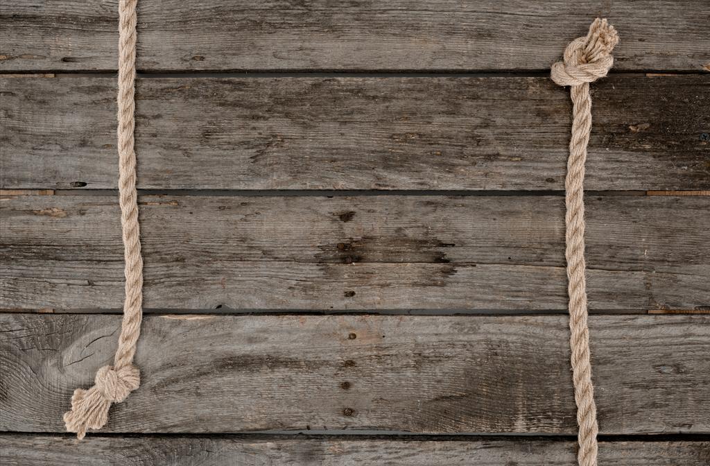 グランジの木製卓上型の結び目に海洋ロープを使ってフラット レイアウト - 写真・画像