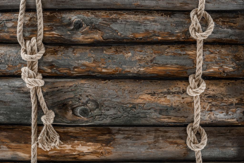 pose plate avec cordes marines avec nœuds sur plateau en bois grunge
 - Photo, image